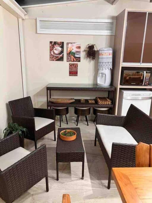 Sobrado climatizado, home cinema e conectividade