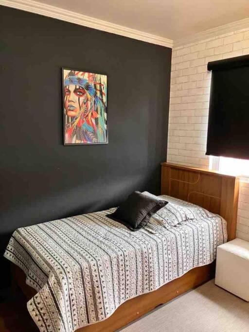 Sobrado climatizado, home cinema e conectividade