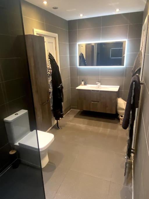 Luxury Cheshire House with Indoor Pool, Cinema & Hot Tub view 2