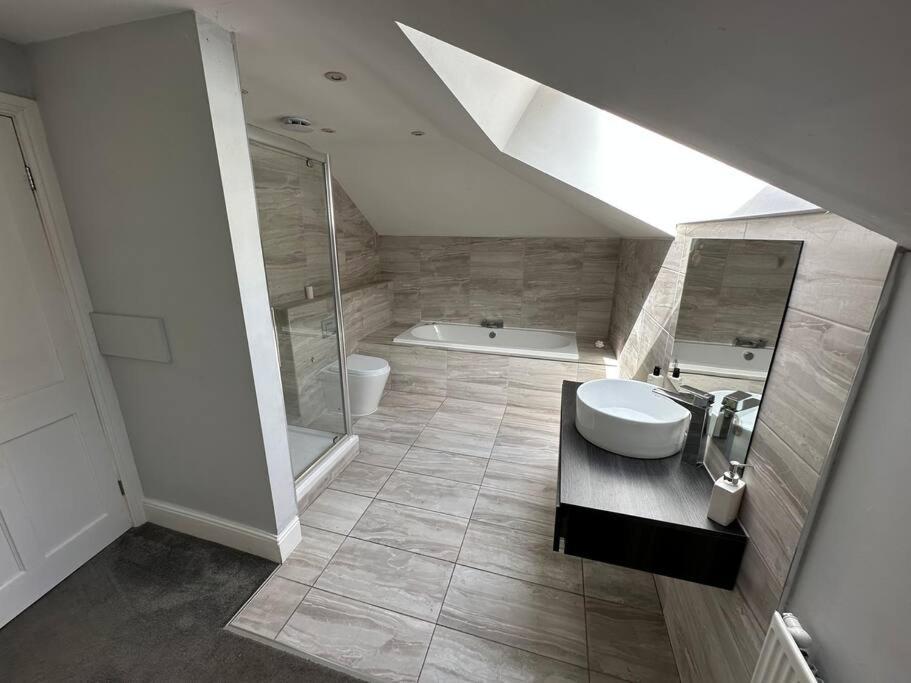 Luxury Cheshire House with Indoor Pool, Cinema & Hot Tub view 4