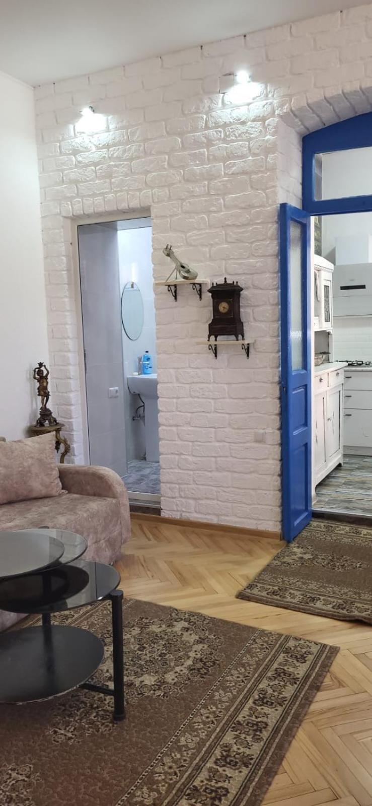 Tbilisi apart