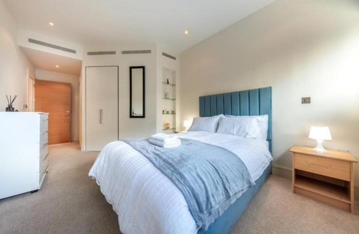 LUXURY 2 BEDROOM APARTMENT IN BATTERSEA