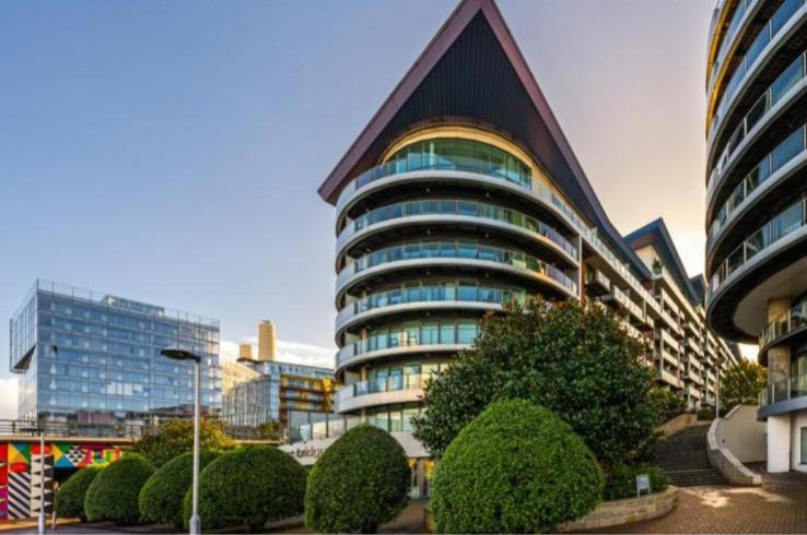LUXURY 2 BEDROOM APARTMENT IN BATTERSEA