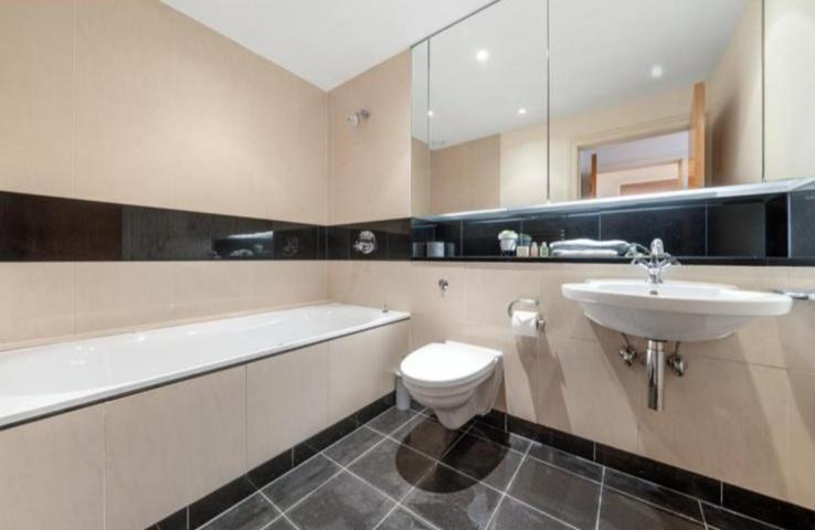 LUXURY 2 BEDROOM APARTMENT IN BATTERSEA
