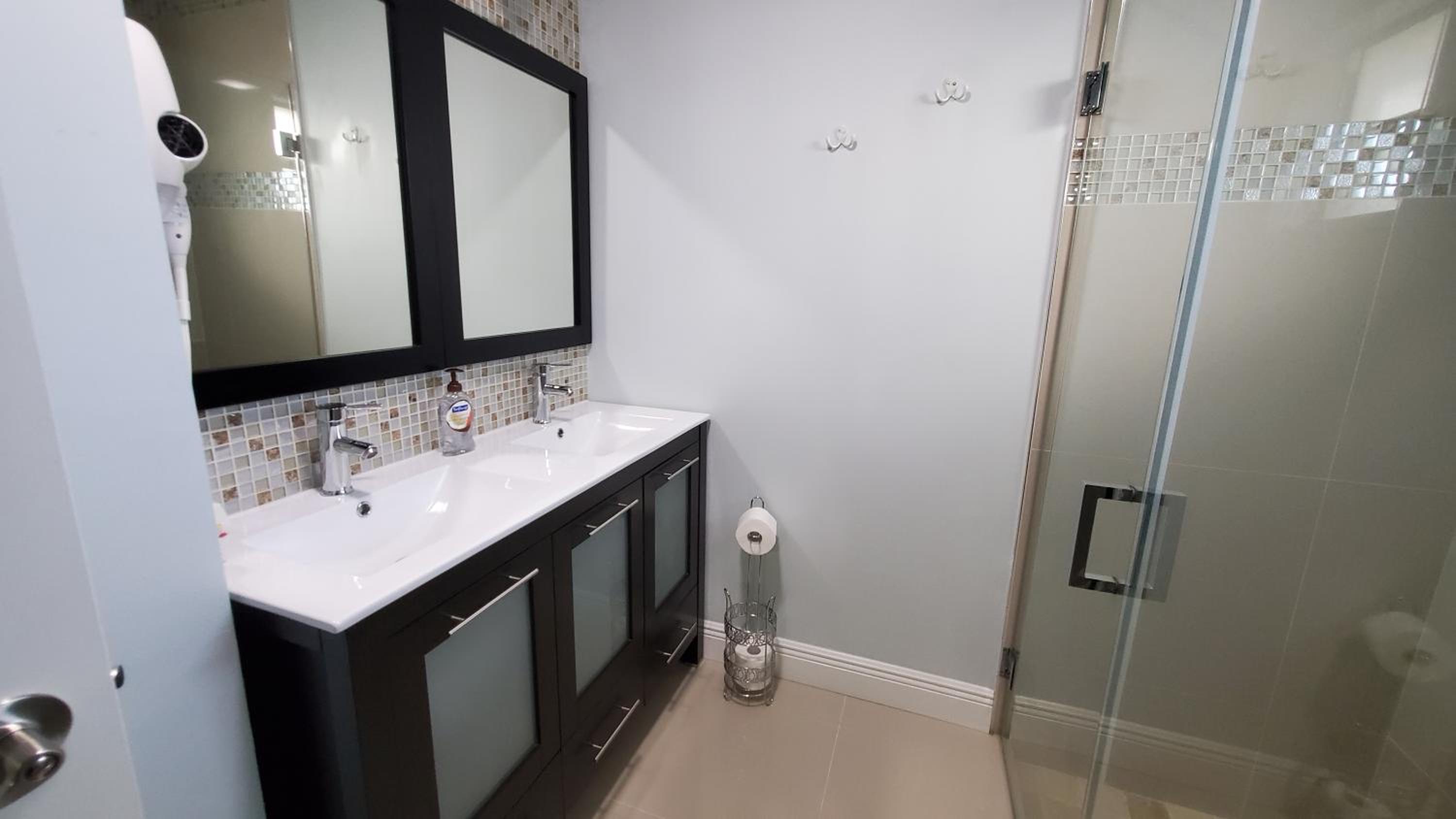 Chardonnay- Luxe home with pool ,spa and close to equestrian - Property Image 5