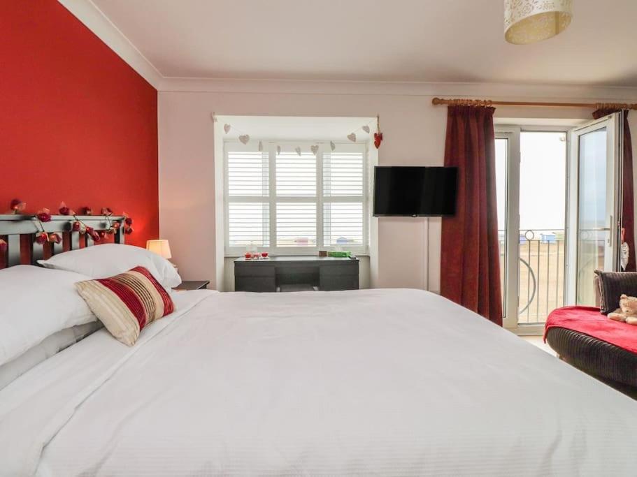 Stunning Seaviews - Beach House - Jacuzzi Bath tub view 4