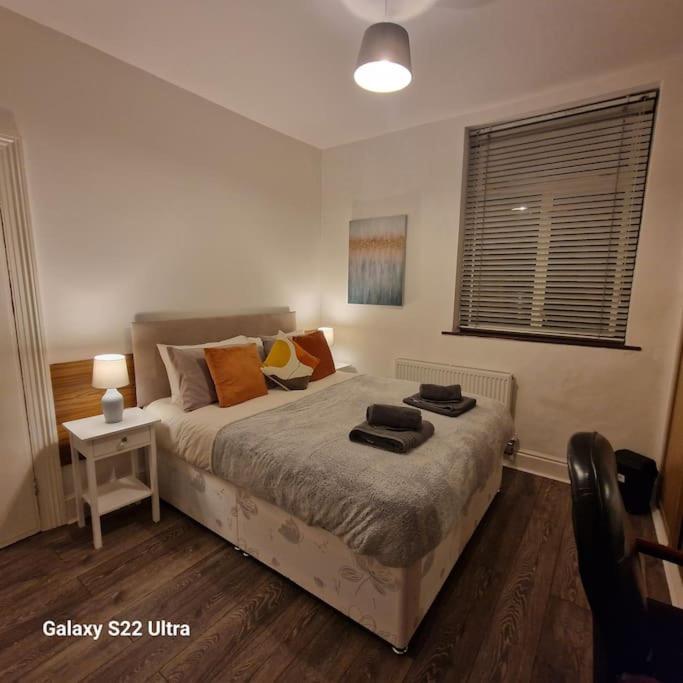4 Bed Park View House-Free Parking - Sleep 8 view 5