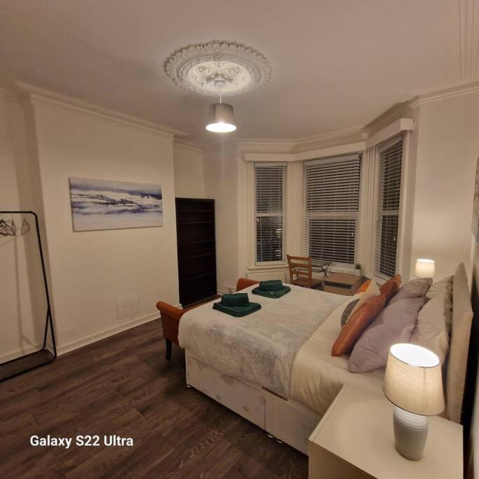 4 Bed Park View House-Free Parking - Sleep 8 view 4