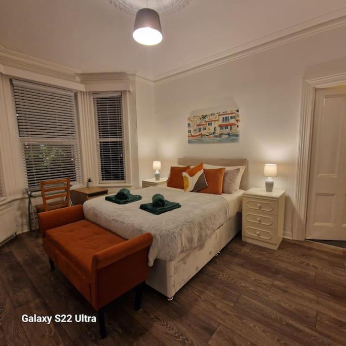 4 Bed Park View House-Free Parking - Sleep 8 view 2