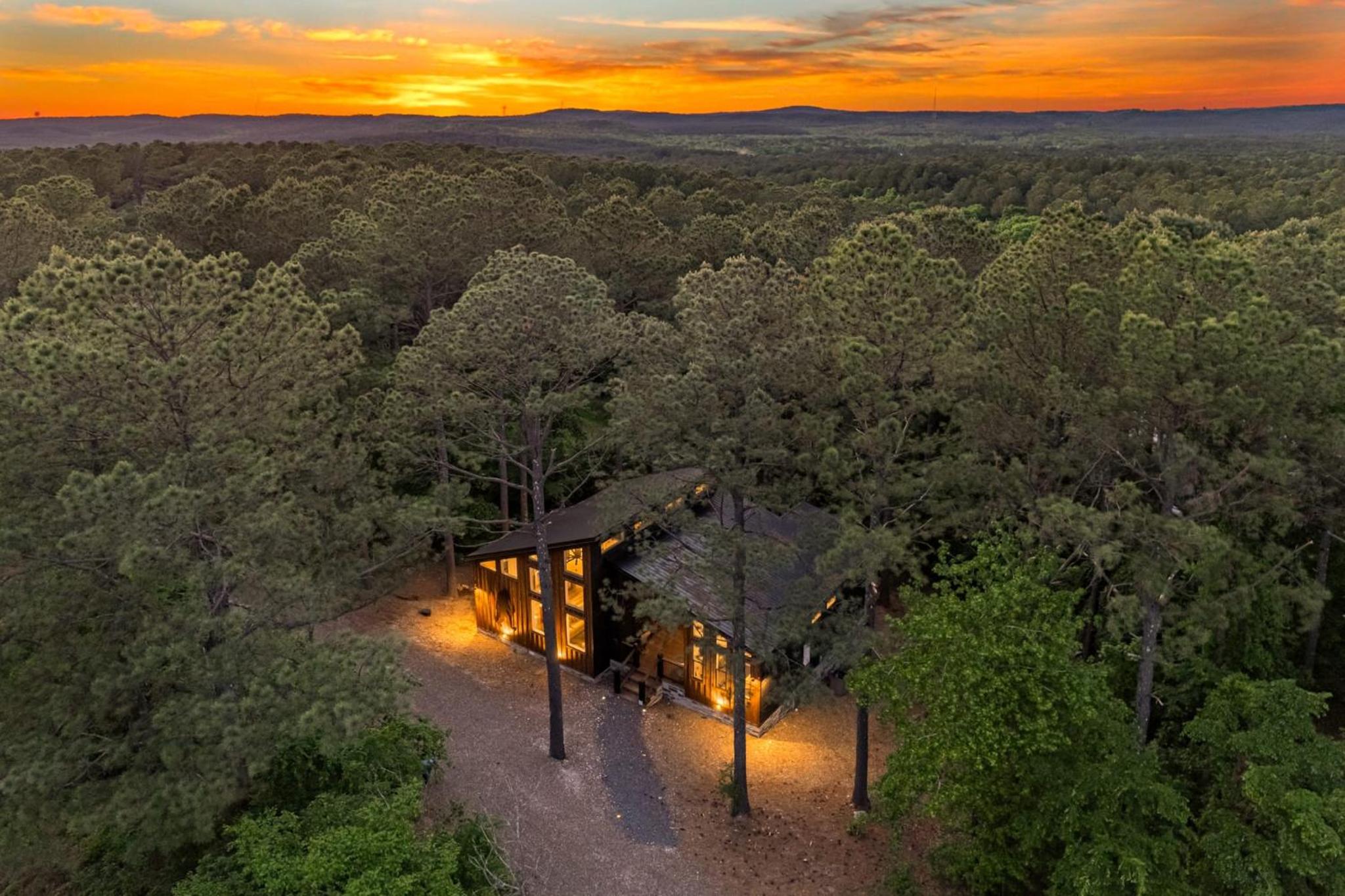 Hotel New Hgtv Cabin: Hot Tub Bbq Firepit Sleeps 10