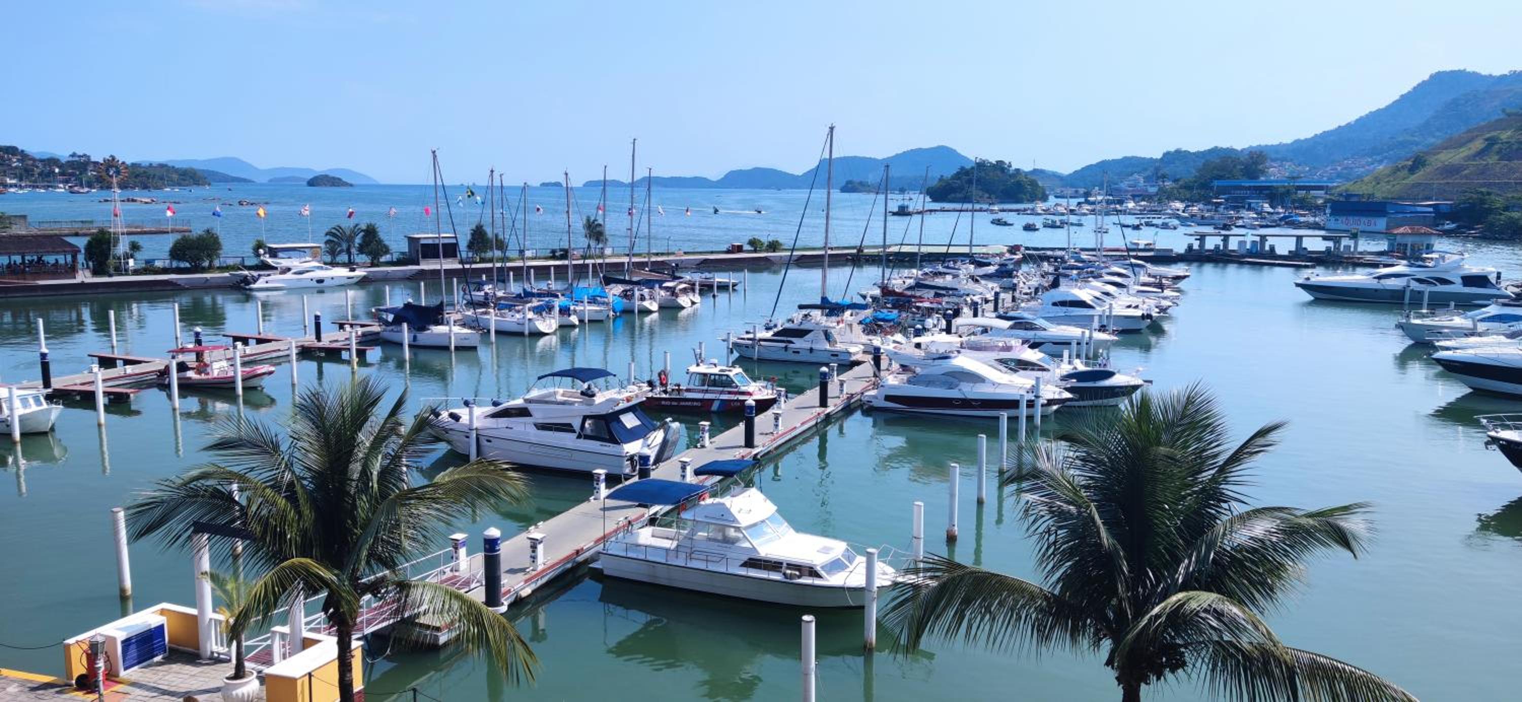 Cobertura frente mar , um andar , na Marina Piratas com estacionamento