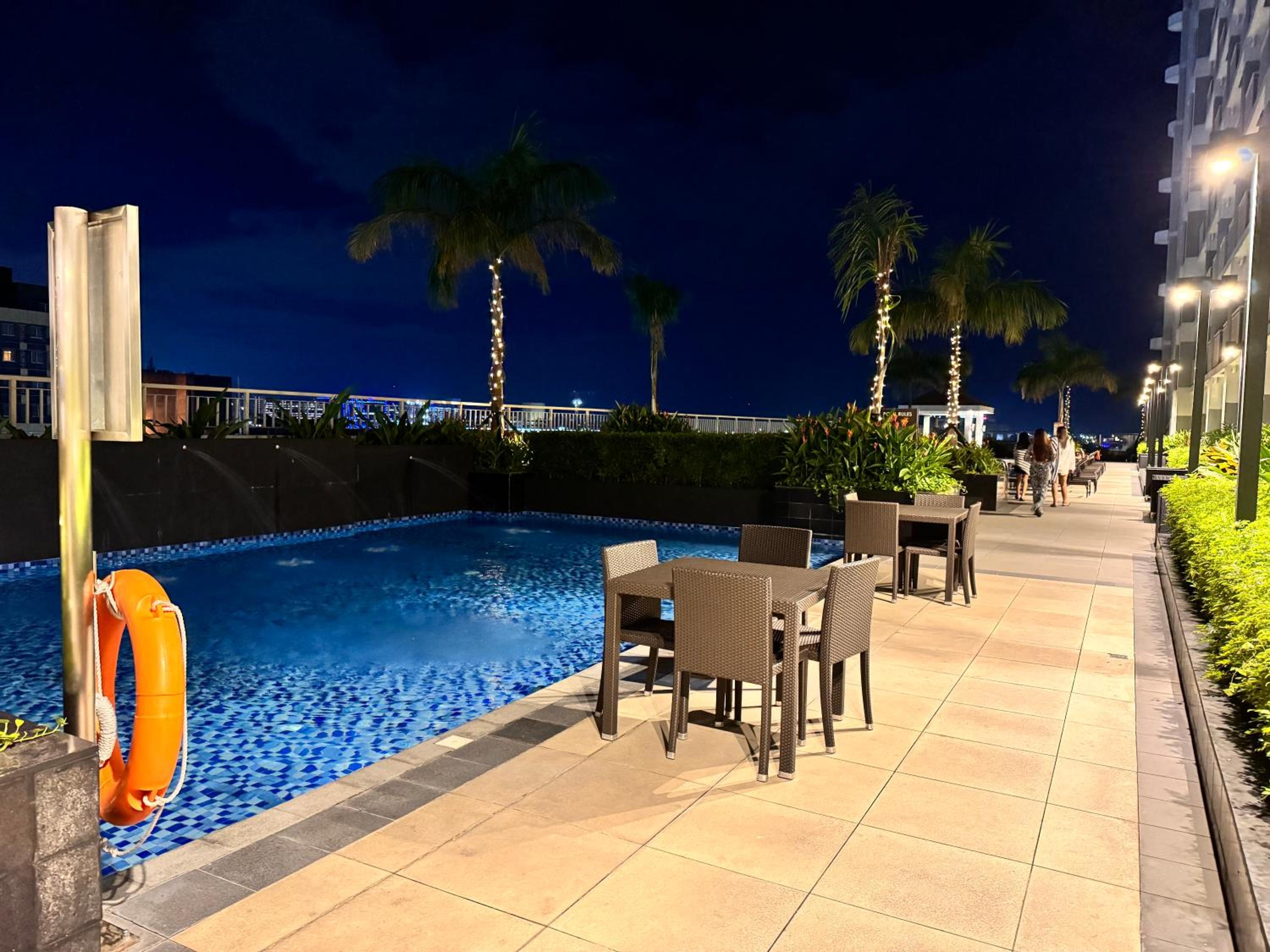 Penthouse Lvl Luxury Cndo Nr MOA