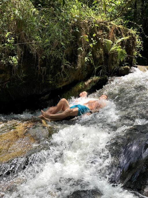Casa de campo com cachoeira no quintal