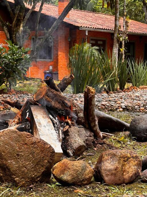 Casa de campo com cachoeira no quintal