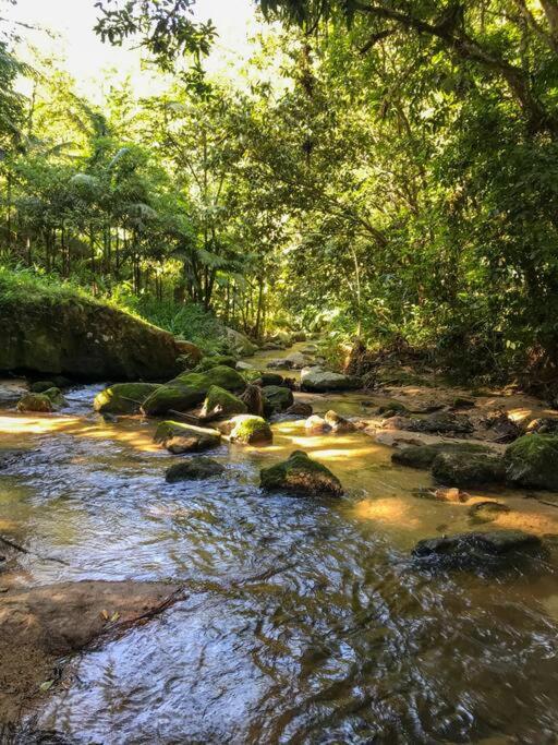Casa de campo com cachoeira no quintal