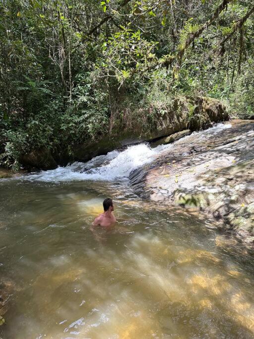 Casa de campo com cachoeira no quintal