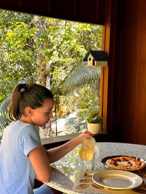 Casa de campo com cachoeira no quintal