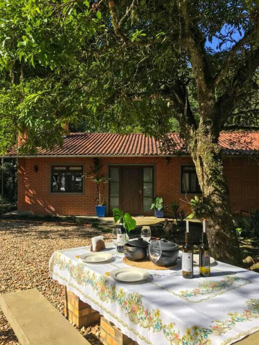 Casa de campo com cachoeira no quintal
