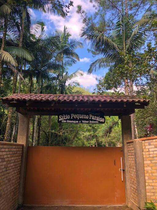 Casa de campo com cachoeira no quintal