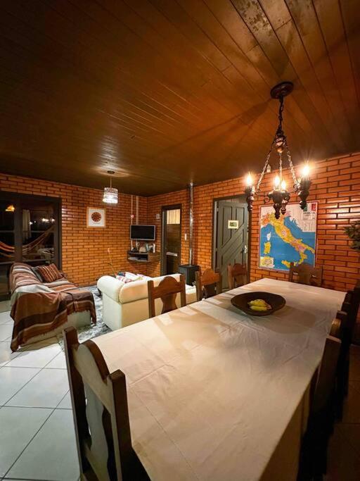 Casa de campo com cachoeira no quintal