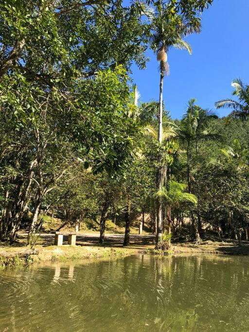 Casa de campo com cachoeira no quintal