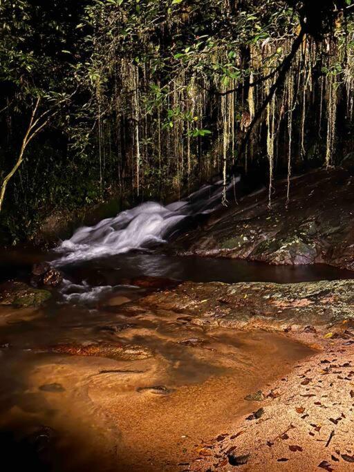 Casa de campo com cachoeira no quintal