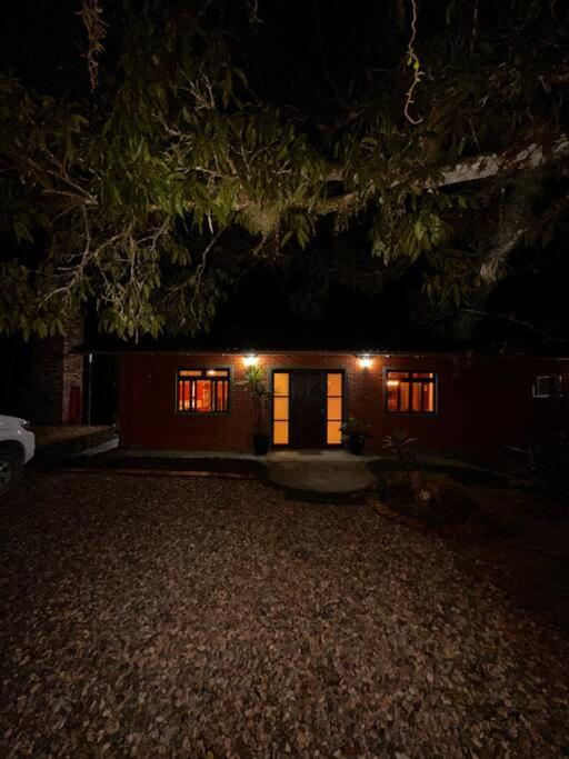 Casa de campo com cachoeira no quintal