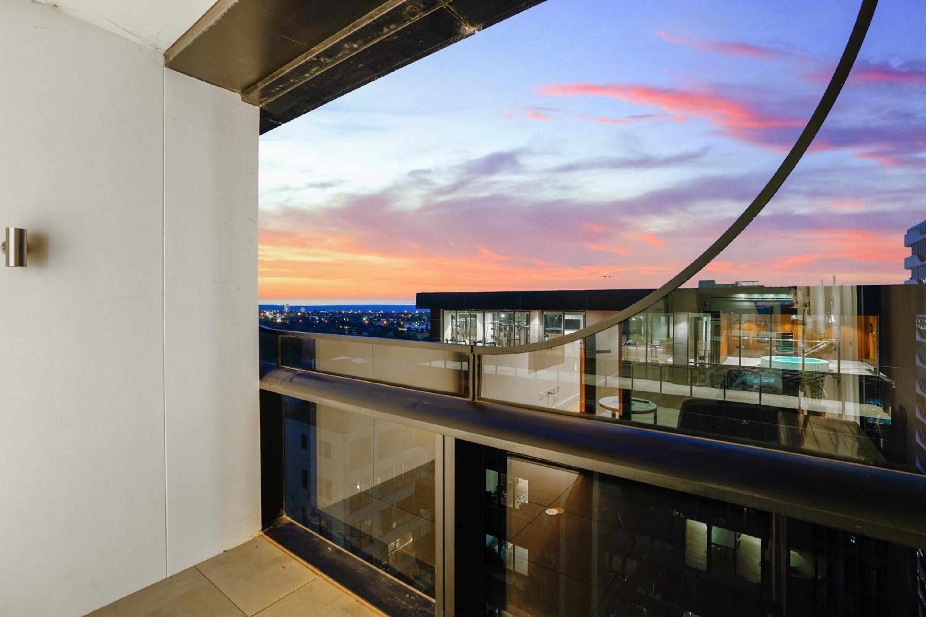 St Kilda Road 2 Bedrooms Apartment * swimming Pool