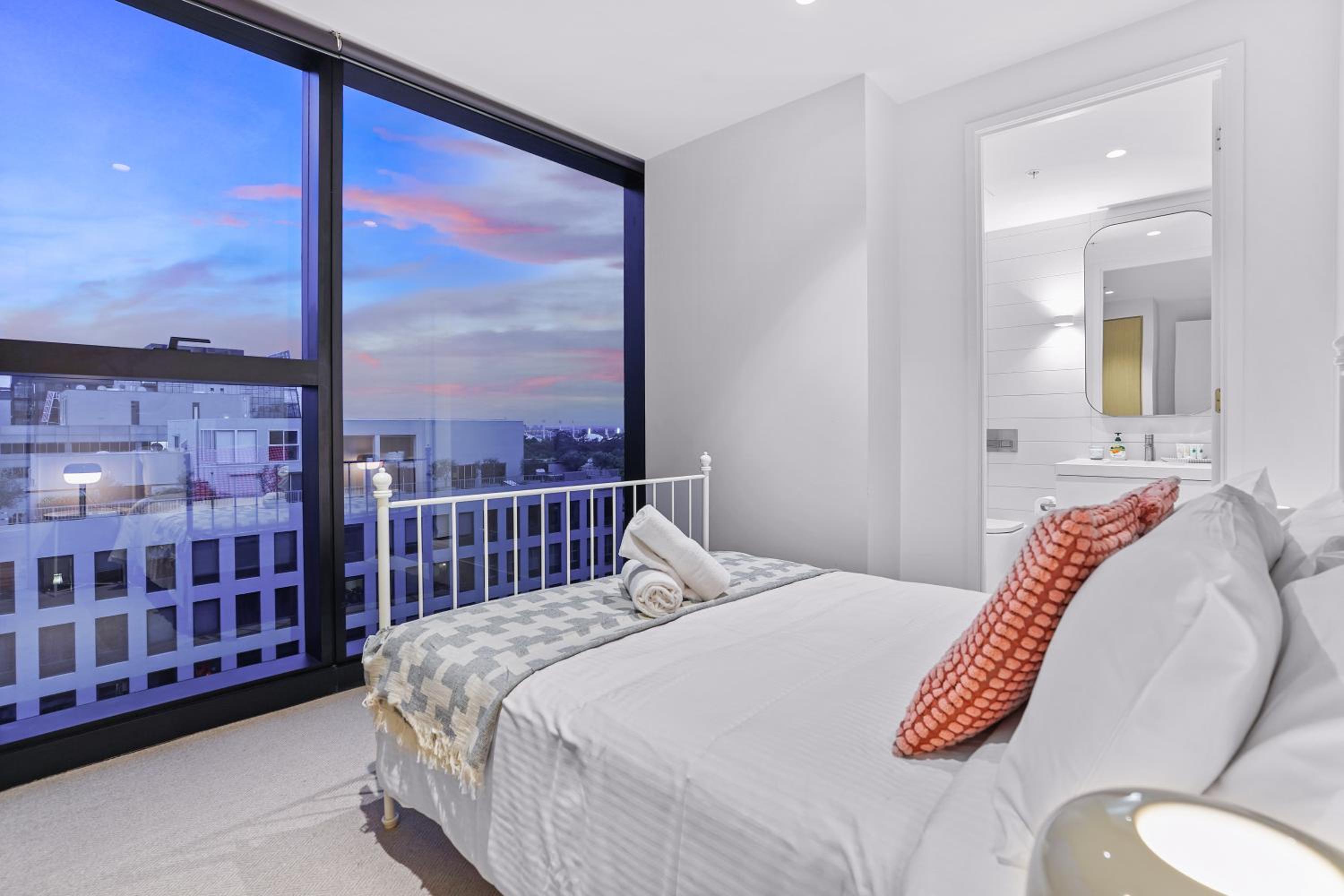 St Kilda Road 2 Bedrooms Apartment * swimming Pool