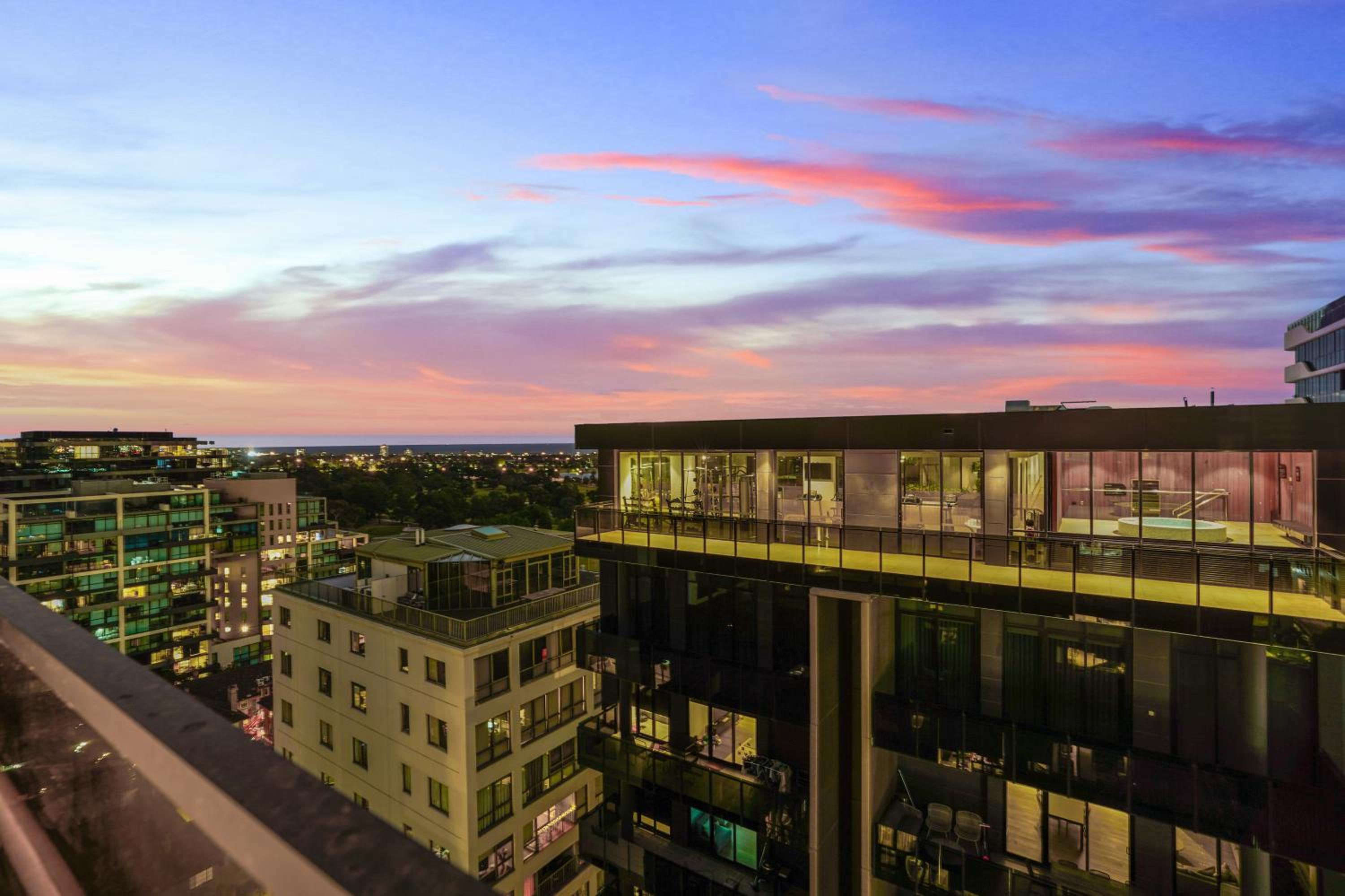 St Kilda Road 2 Bedrooms Apartment * swimming Pool