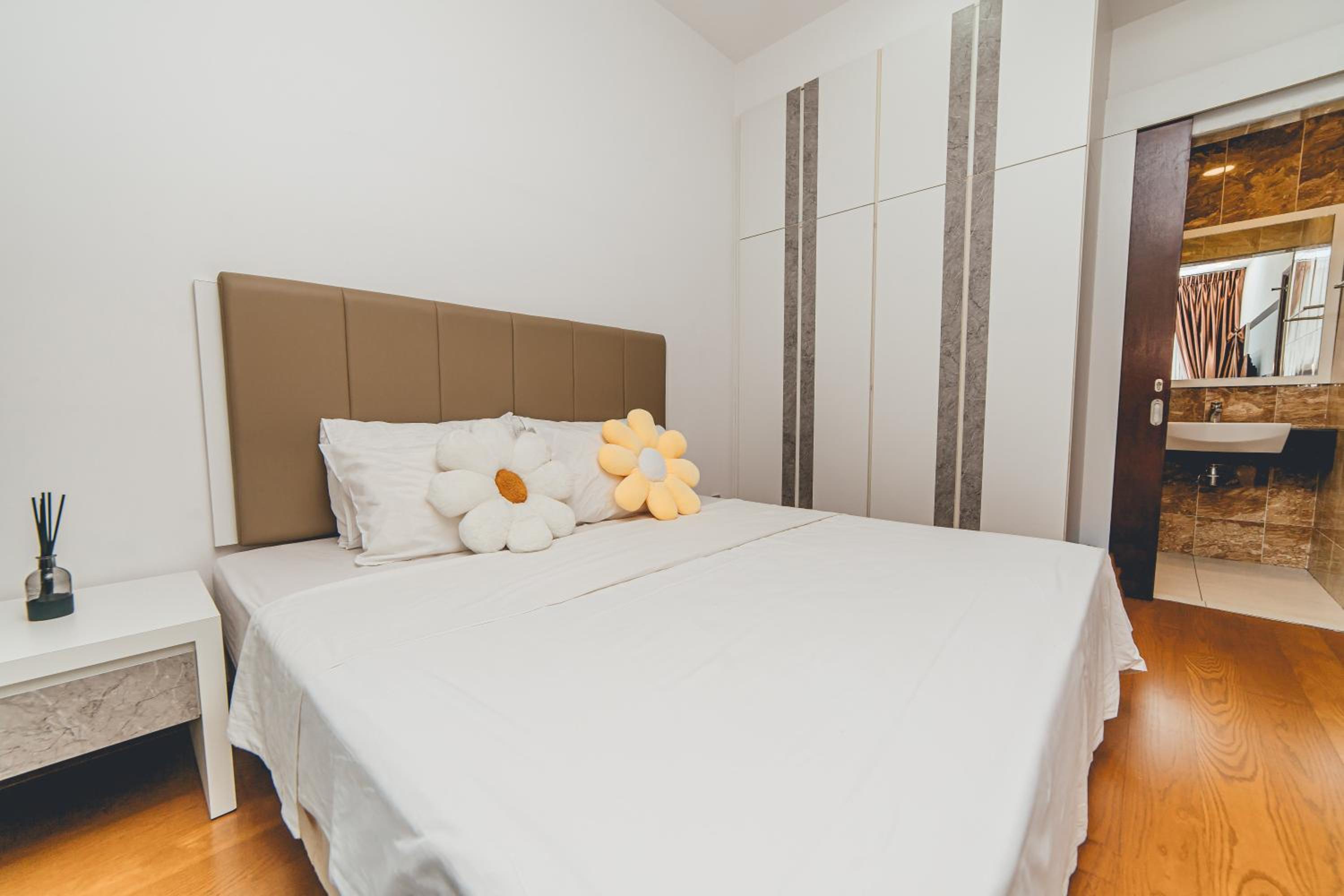Paragon Residence 2BR4pax Sleek Stay nr CIQ Midvalley by Our Stay