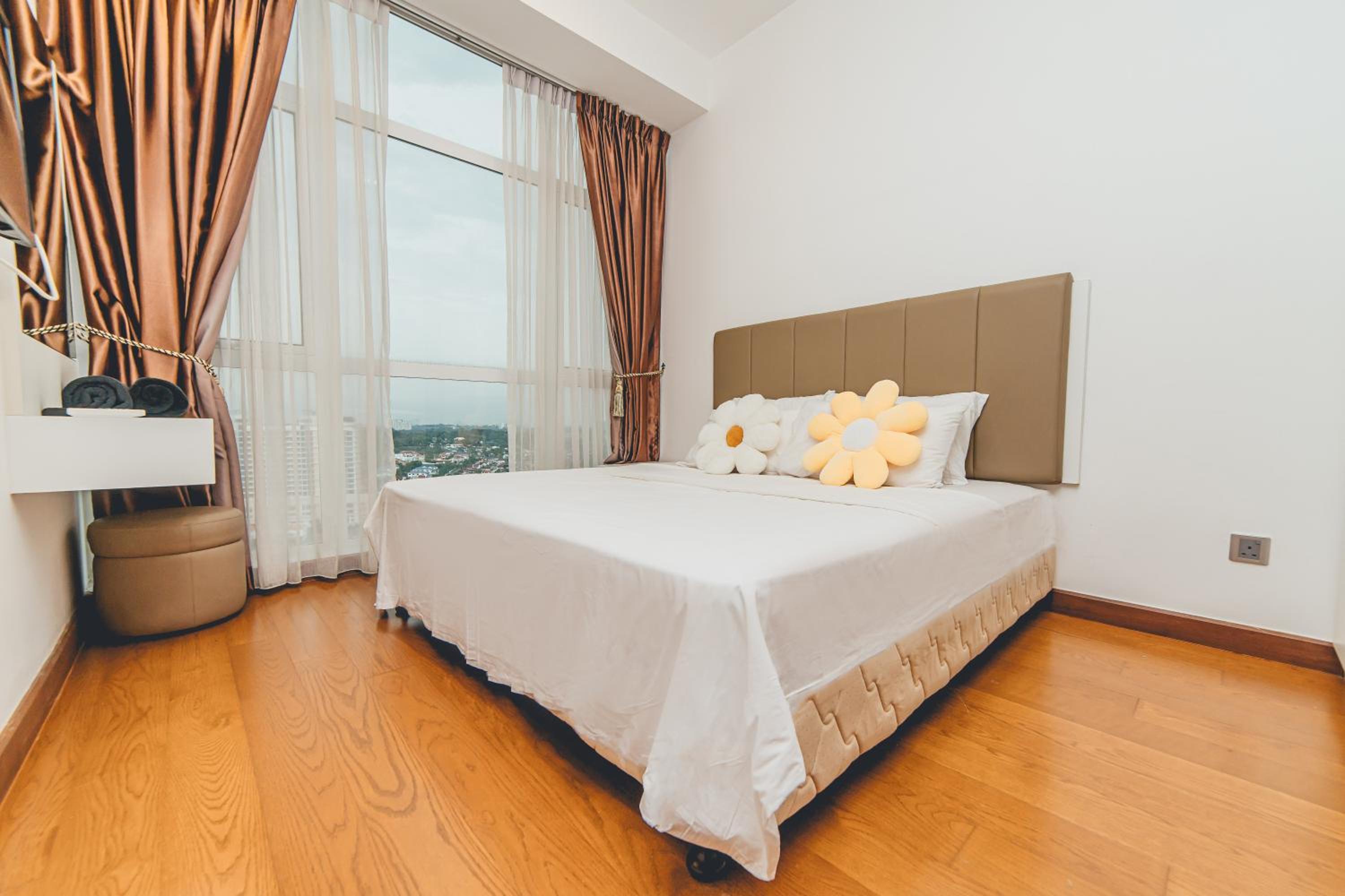 Paragon Residence 2BR4pax Sleek Stay nr CIQ Midvalley by Our Stay