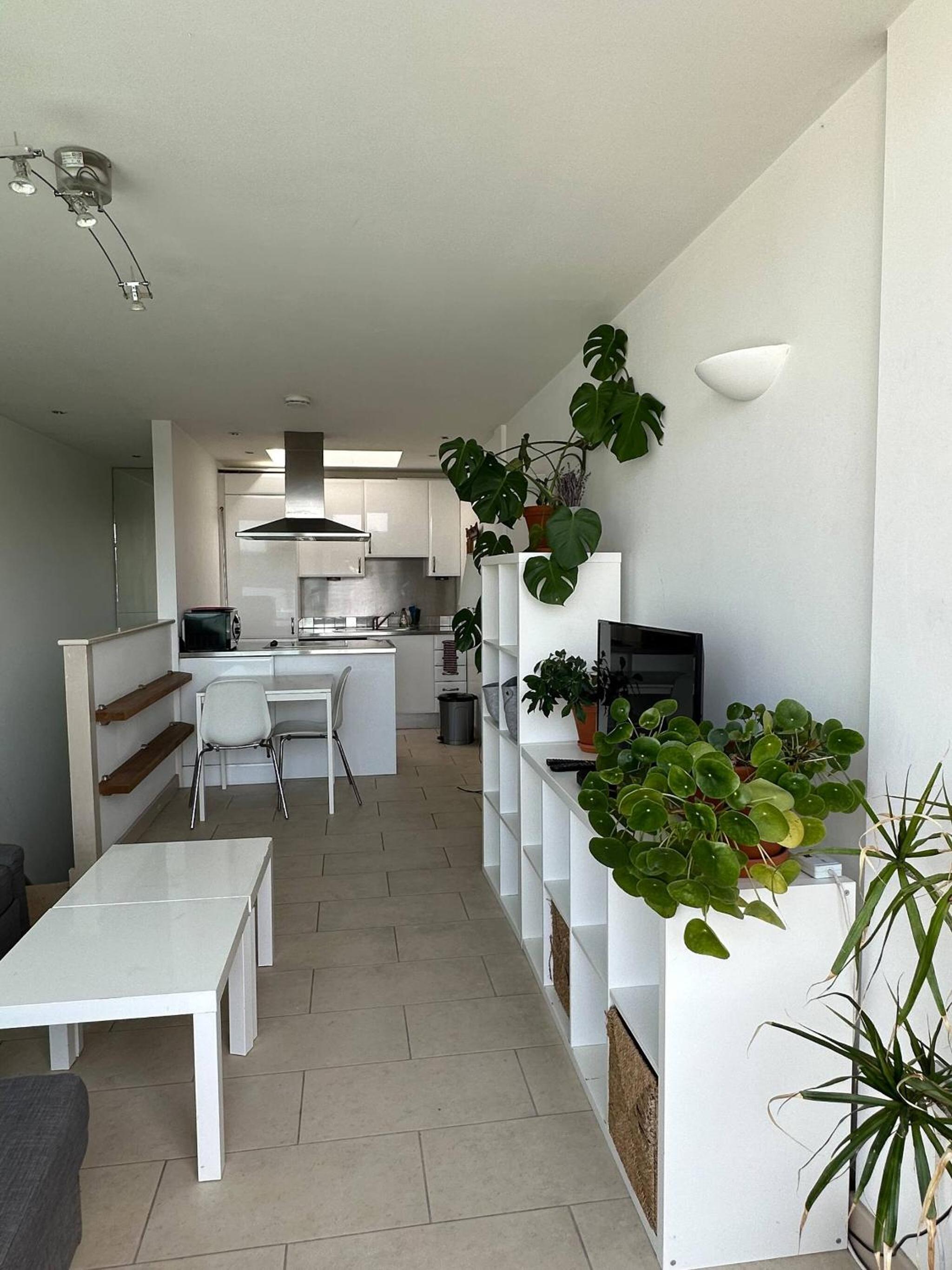 Bright And Airy Islington Apartment view 2