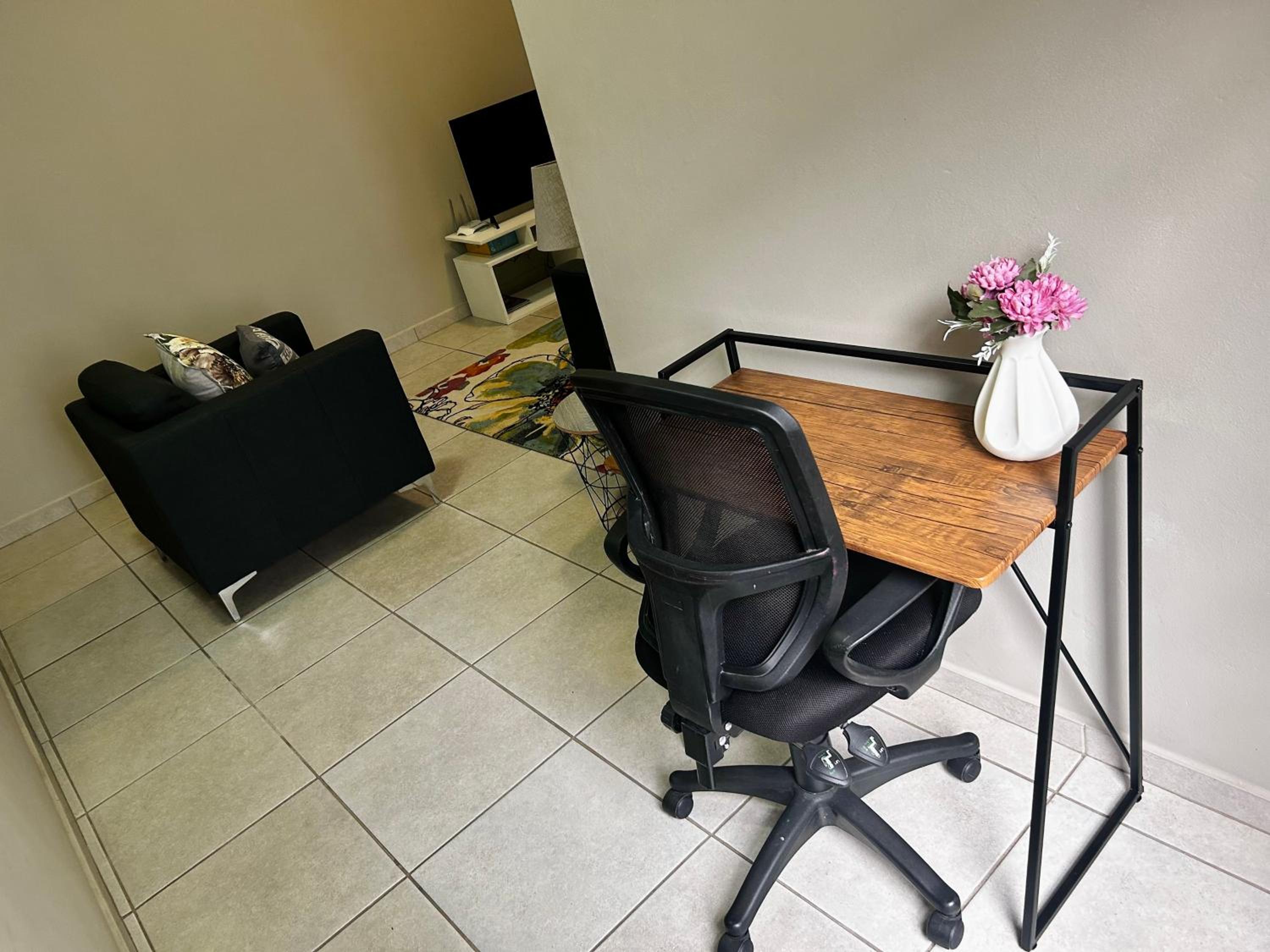 Neat and cozy apartment in central Rosebank with unlimited Wi-Fi and backup power