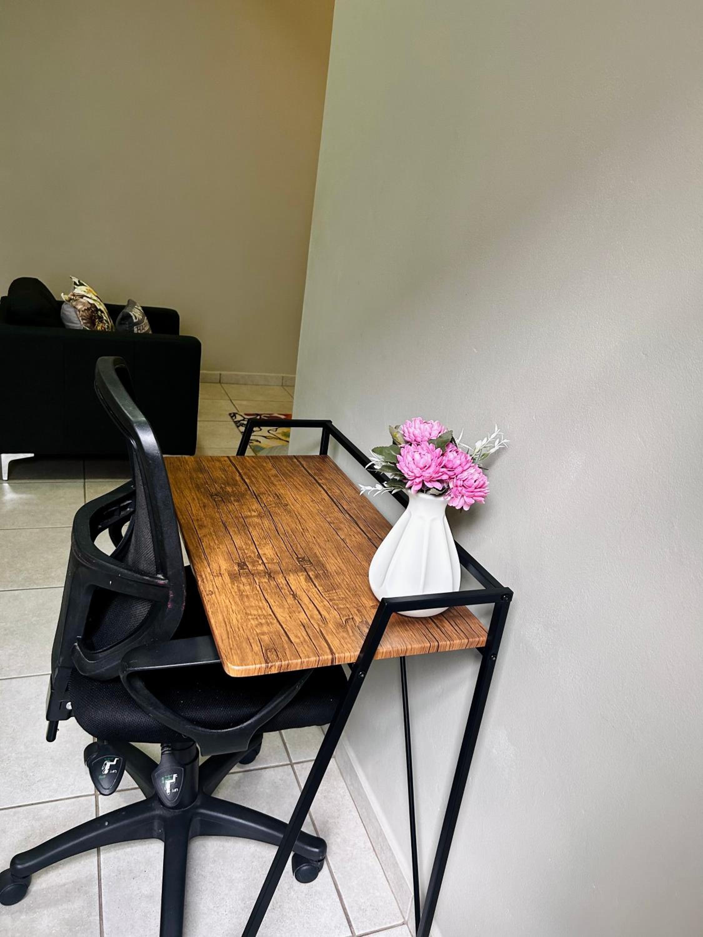 Neat and cozy apartment in central Rosebank with unlimited Wi-Fi and backup power