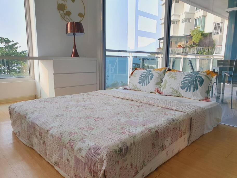 F1E DeOwl Beachfront Balcony Seaview karaoke condo photo 4