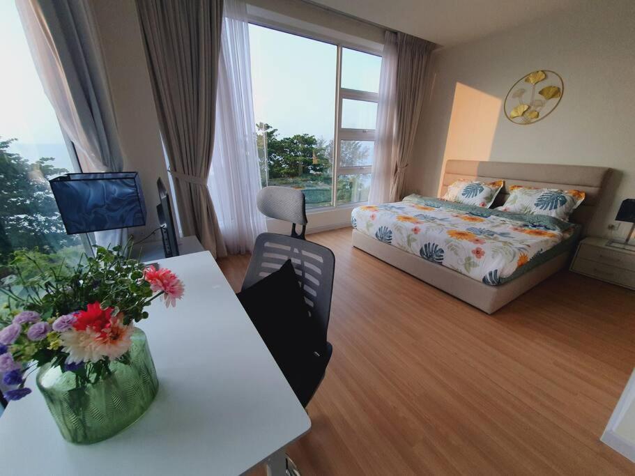 F1E DeOwl Beachfront Balcony Seaview karaoke condo photo 7