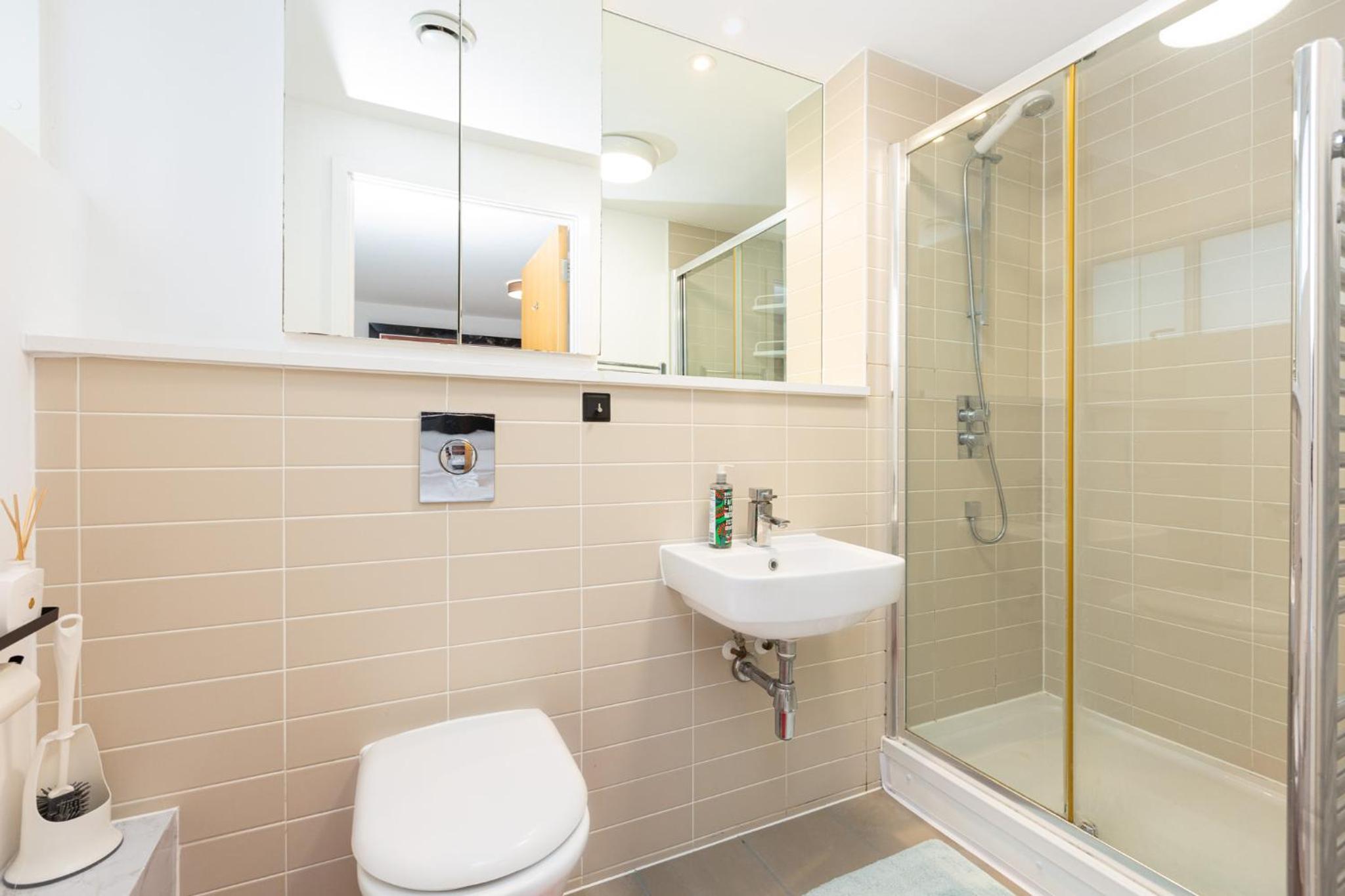 Immaculate 2BR Flat, Greenwich, 2 min Maze Hill St