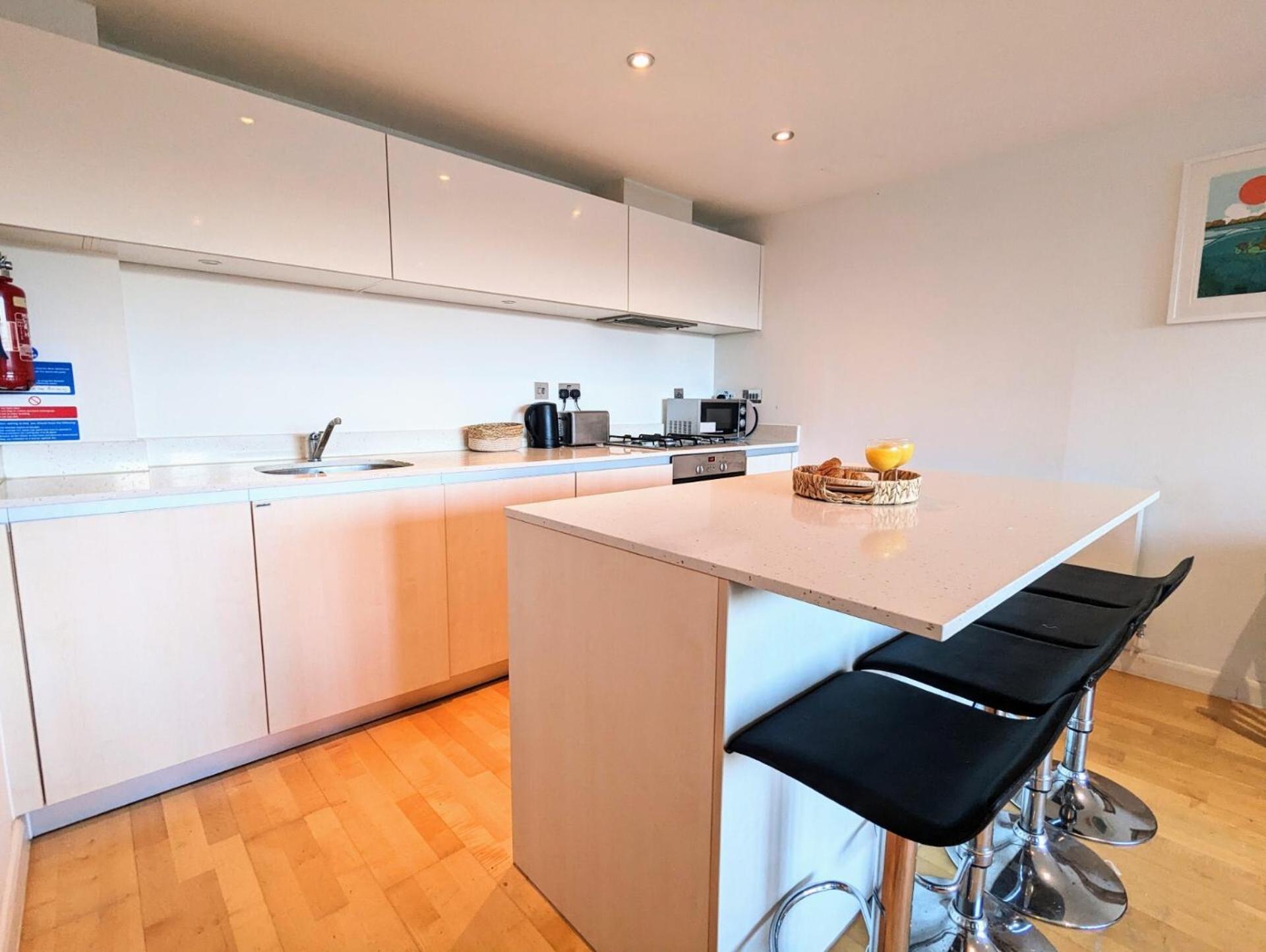Apartment 100m from Fistral Beach- Underground Parking-Surf Shower & Locker- Sleeps 6