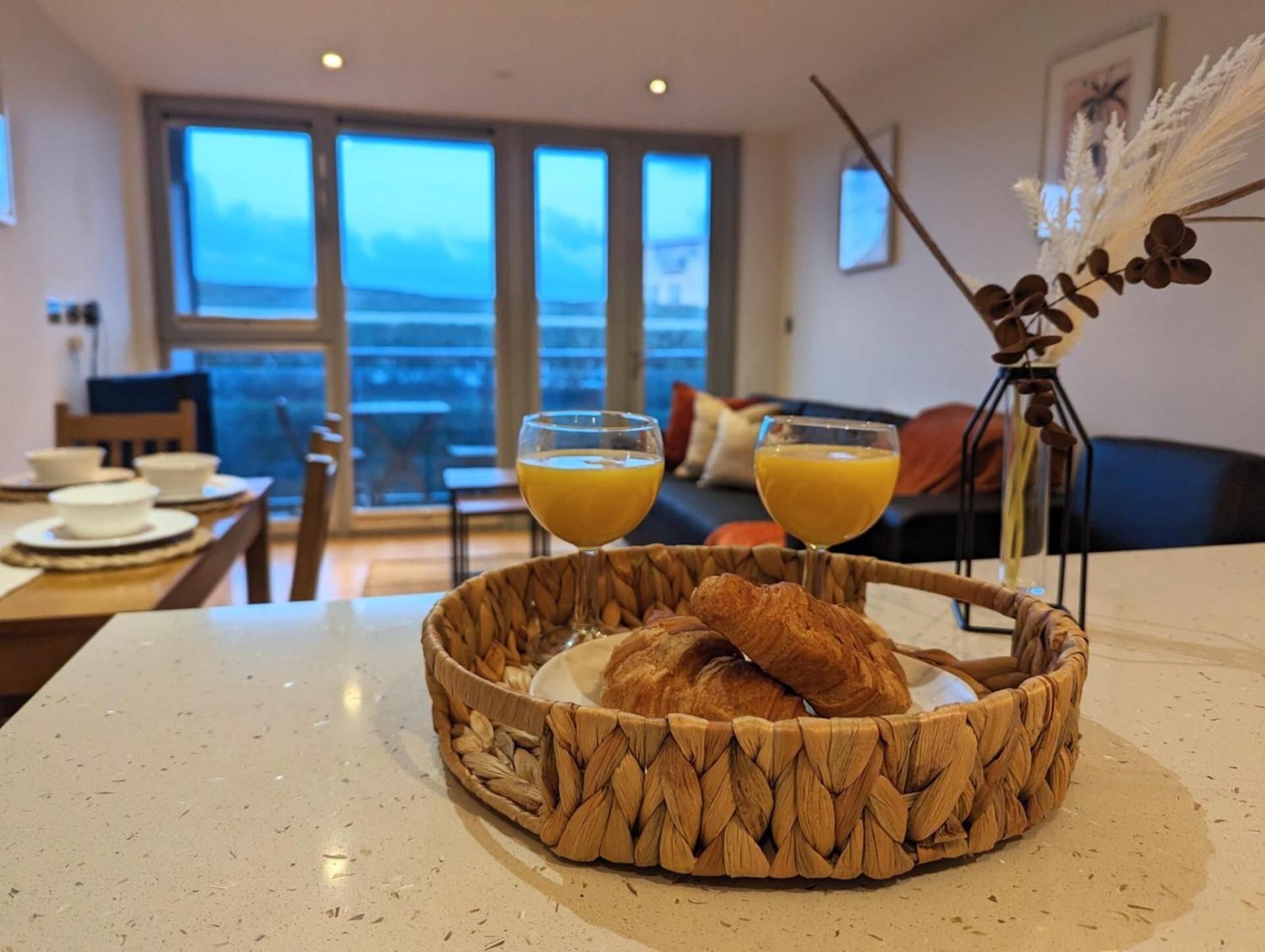 Apartment 100m from Fistral Beach- Underground Parking-Surf Shower & Locker- Sleeps 6