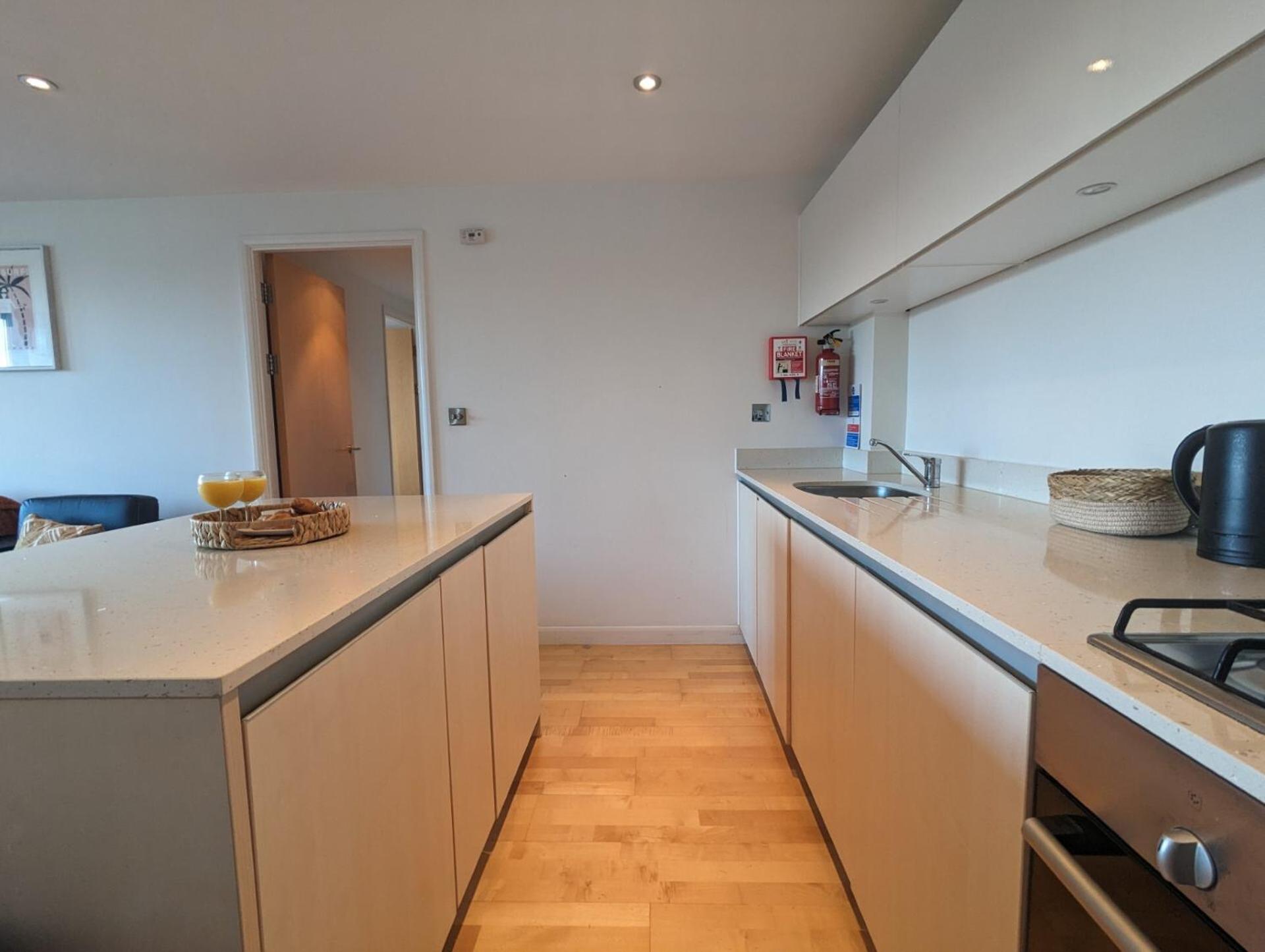 Apartment 100m from Fistral Beach- Underground Parking-Surf Shower & Locker- Sleeps 6