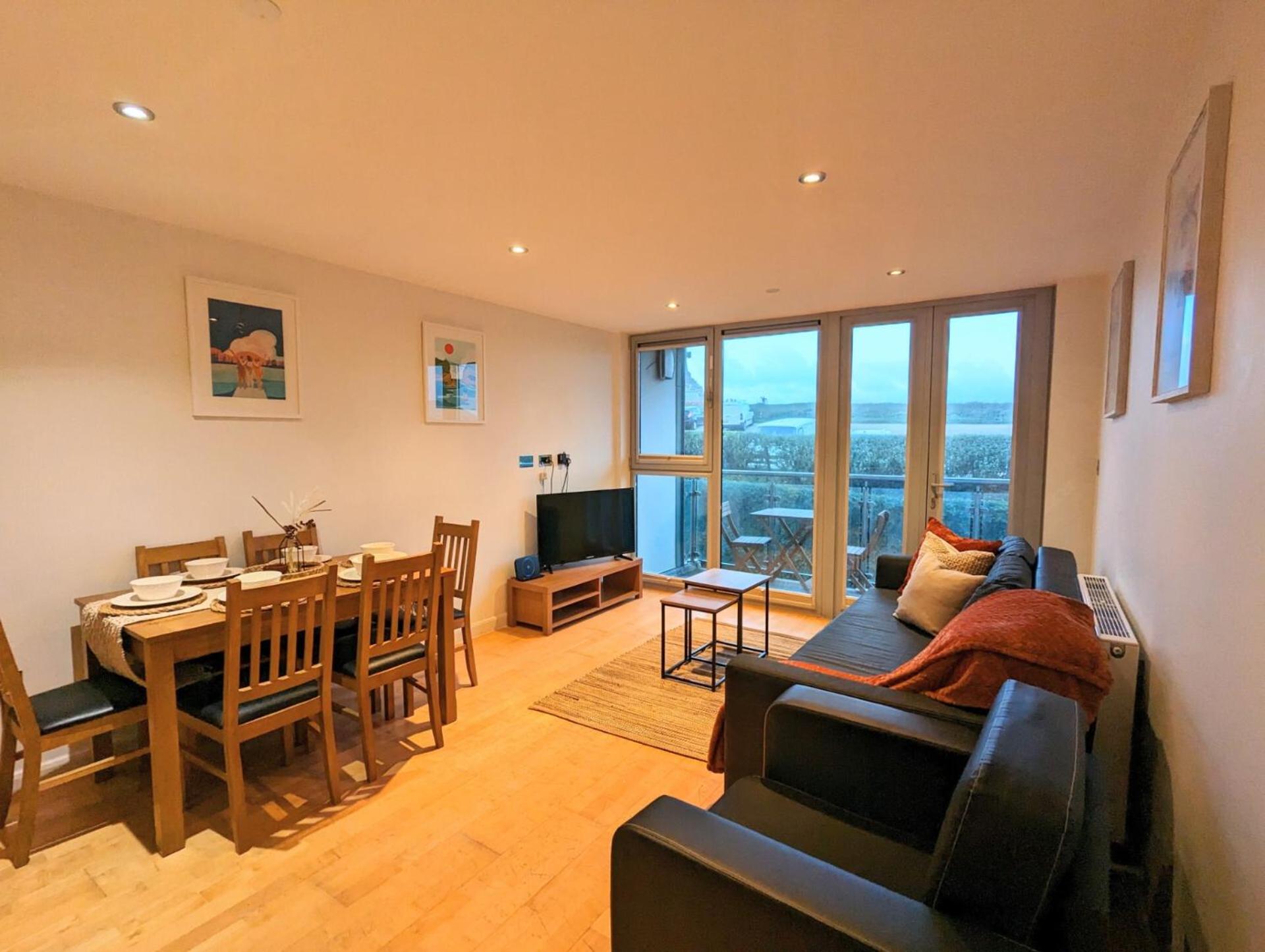 Apartment 100m from Fistral Beach- Underground Parking-Surf Shower & Locker- Sleeps 6
