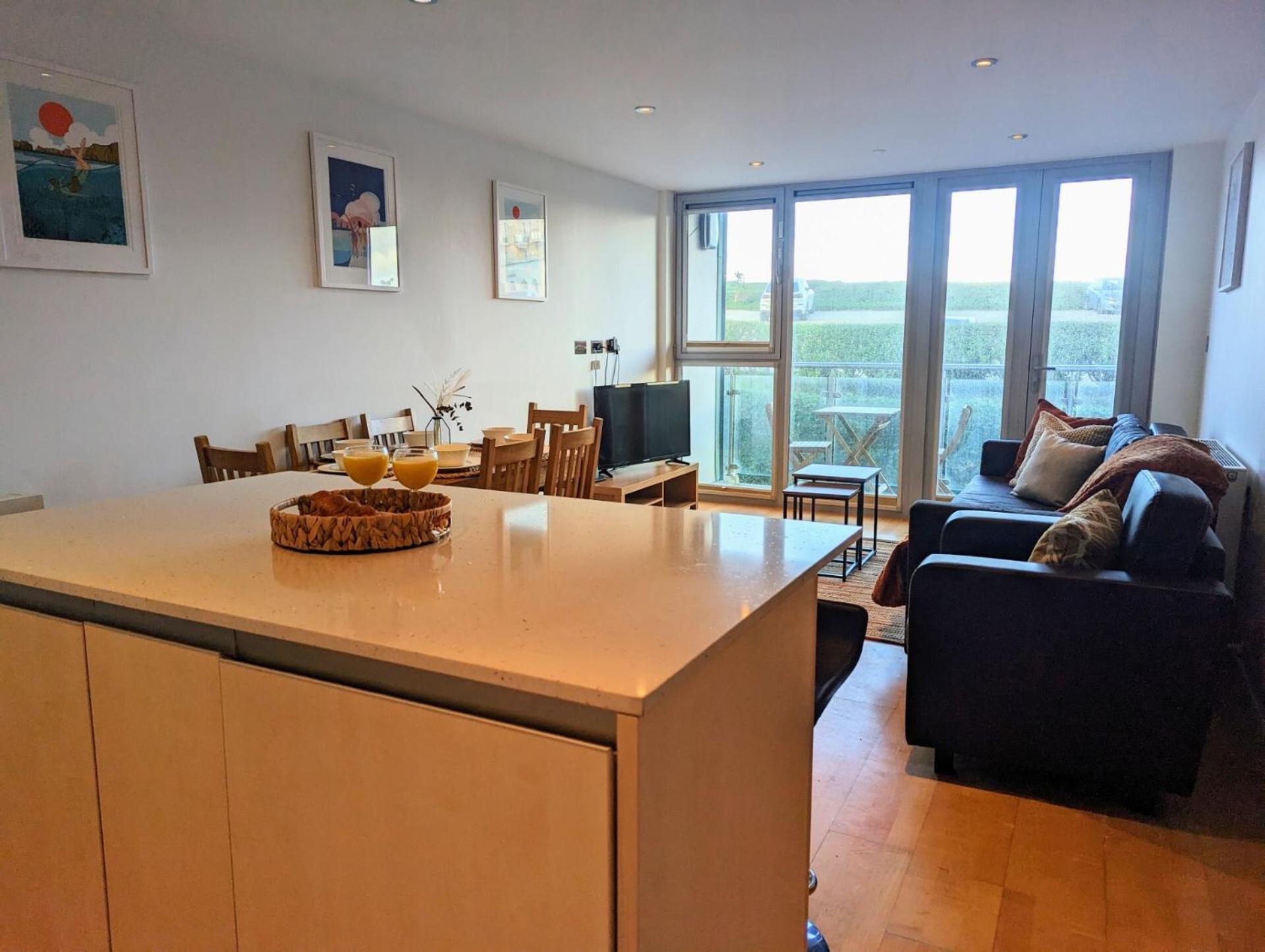 Apartment 100m from Fistral Beach- Underground Parking-Surf Shower & Locker- Sleeps 6