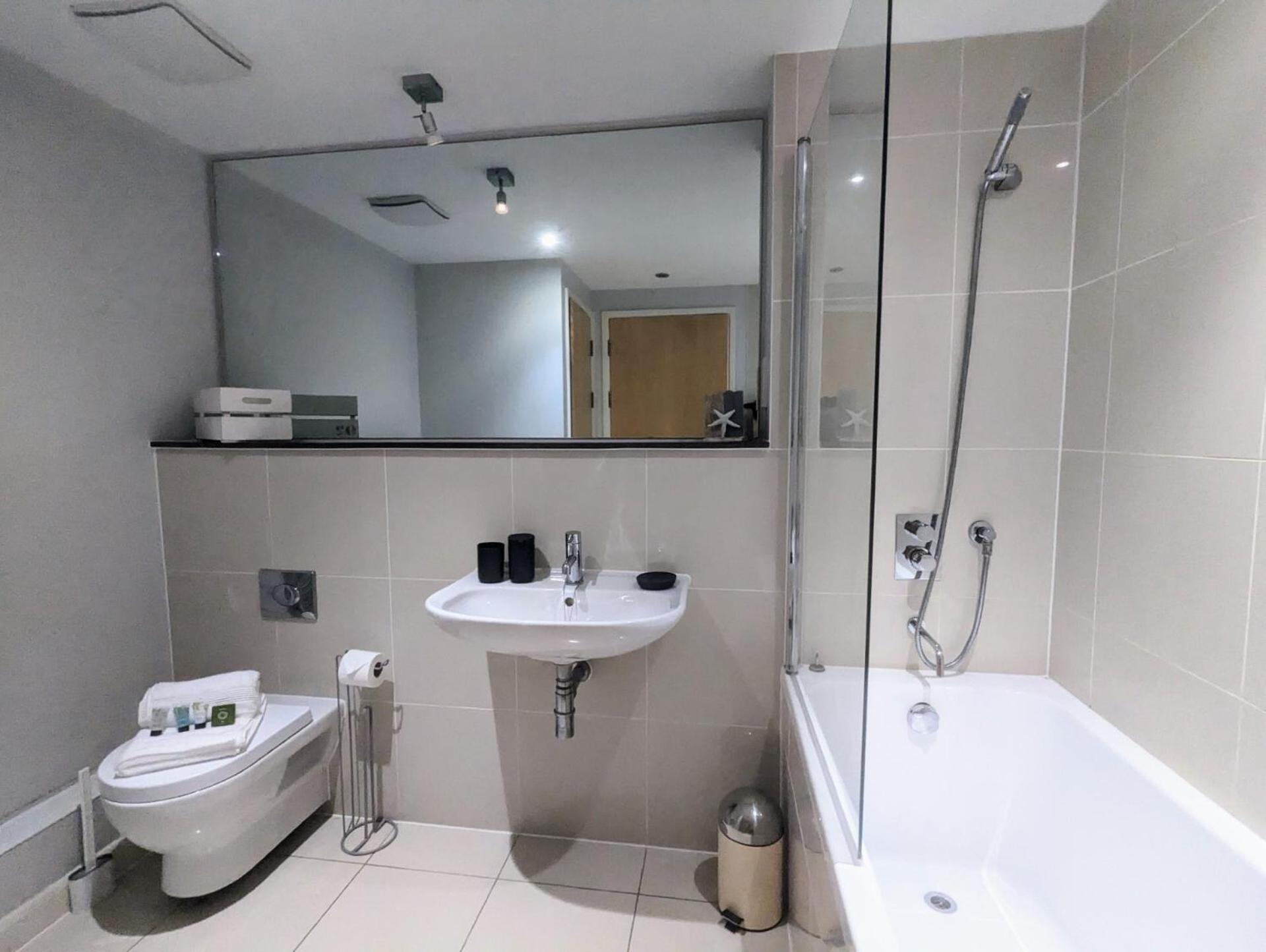 Apartment 100m from Fistral Beach- Underground Parking-Surf Shower & Locker- Sleeps 6