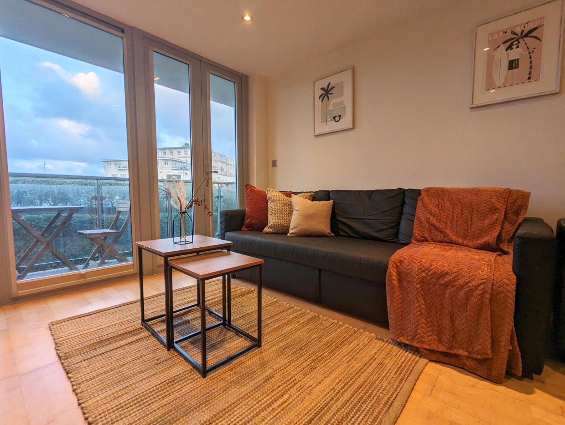 Apartment 100m from Fistral Beach- Underground Parking-Surf Shower & Locker- Sleeps 6
