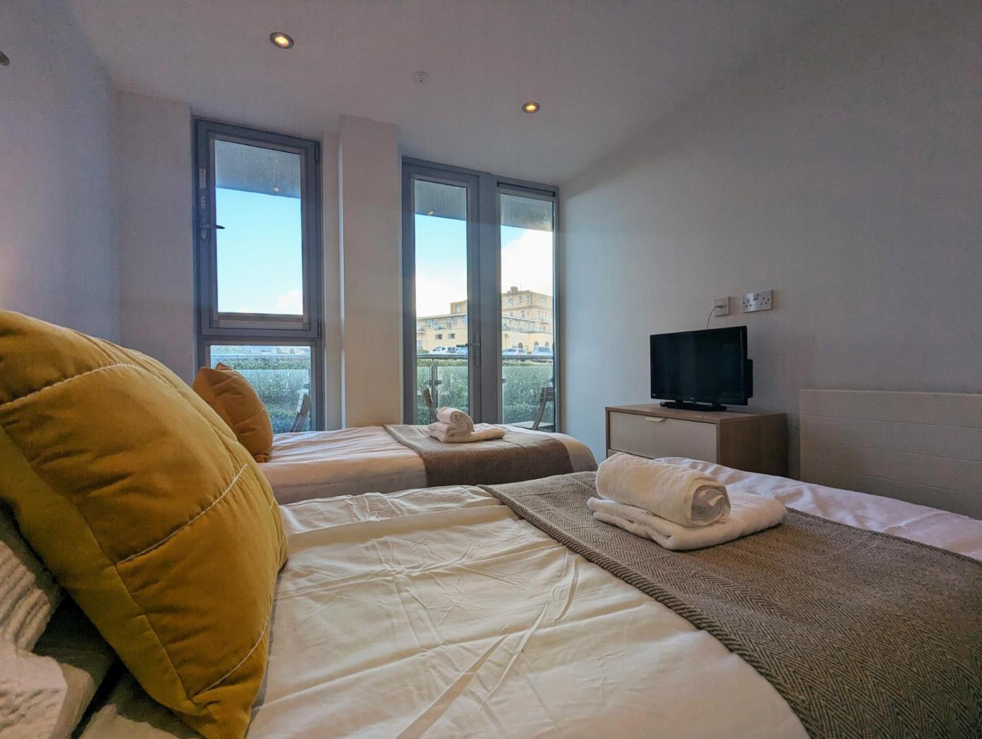 Apartment 100m from Fistral Beach- Underground Parking-Surf Shower & Locker- Sleeps 6