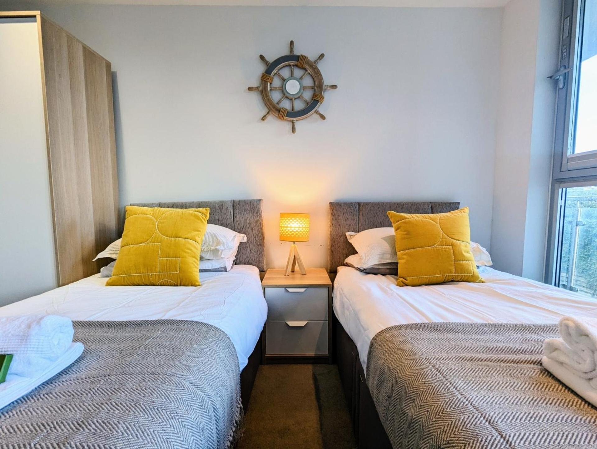 Apartment 100m from Fistral Beach- Underground Parking-Surf Shower & Locker- Sleeps 6