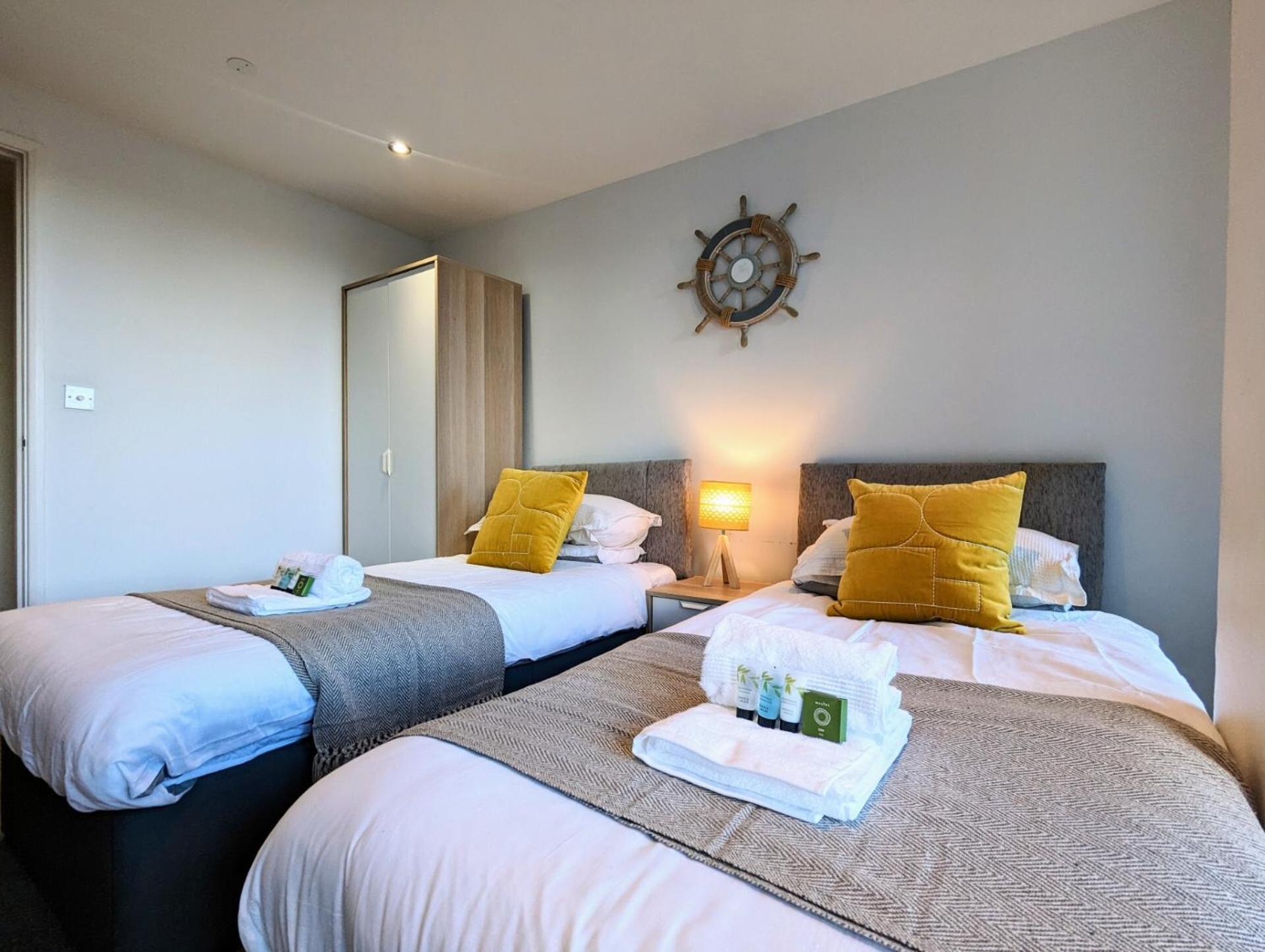 Apartment 100m from Fistral Beach- Underground Parking-Surf Shower & Locker- Sleeps 6