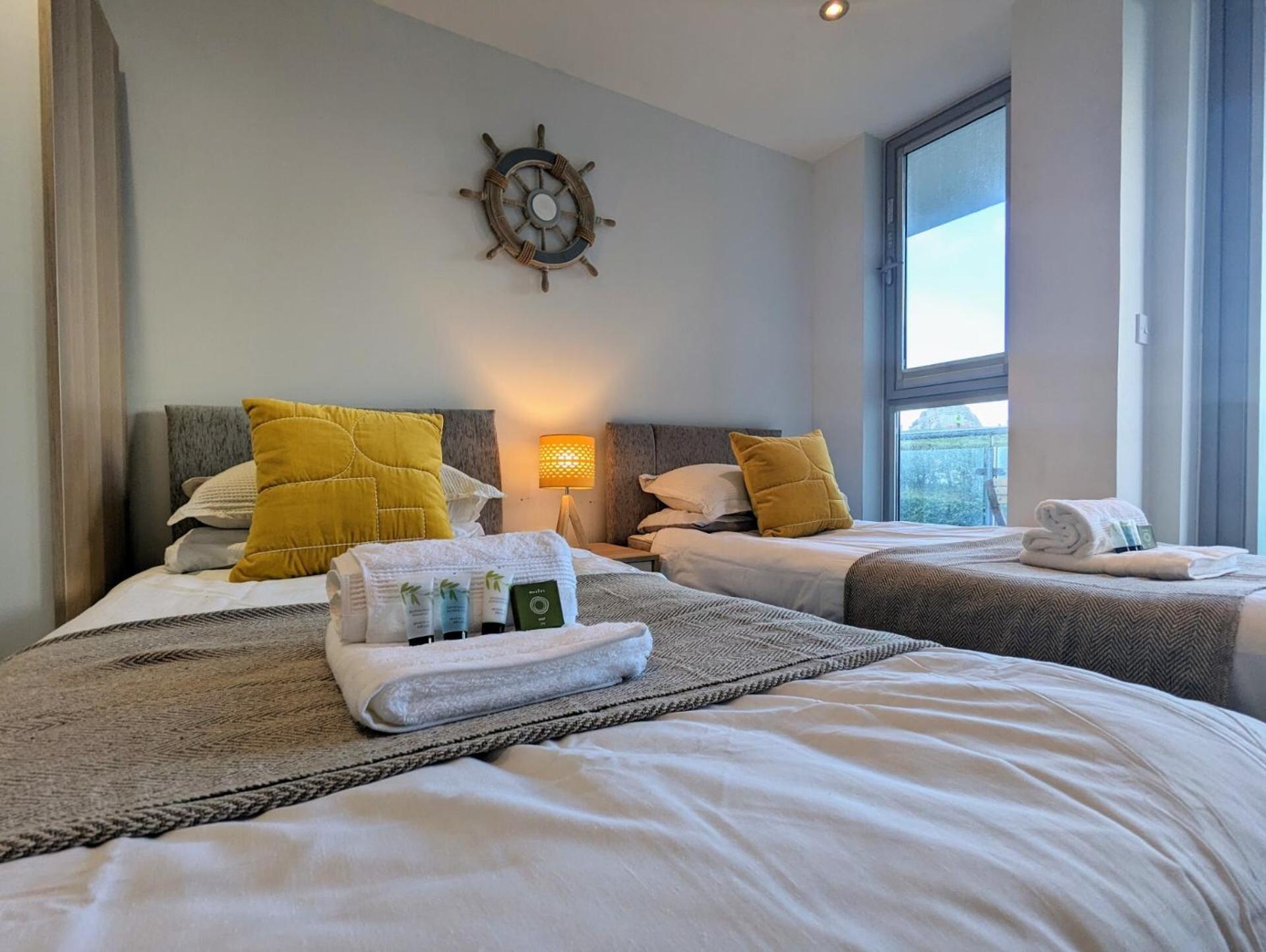 Apartment 100m from Fistral Beach- Underground Parking-Surf Shower & Locker- Sleeps 6