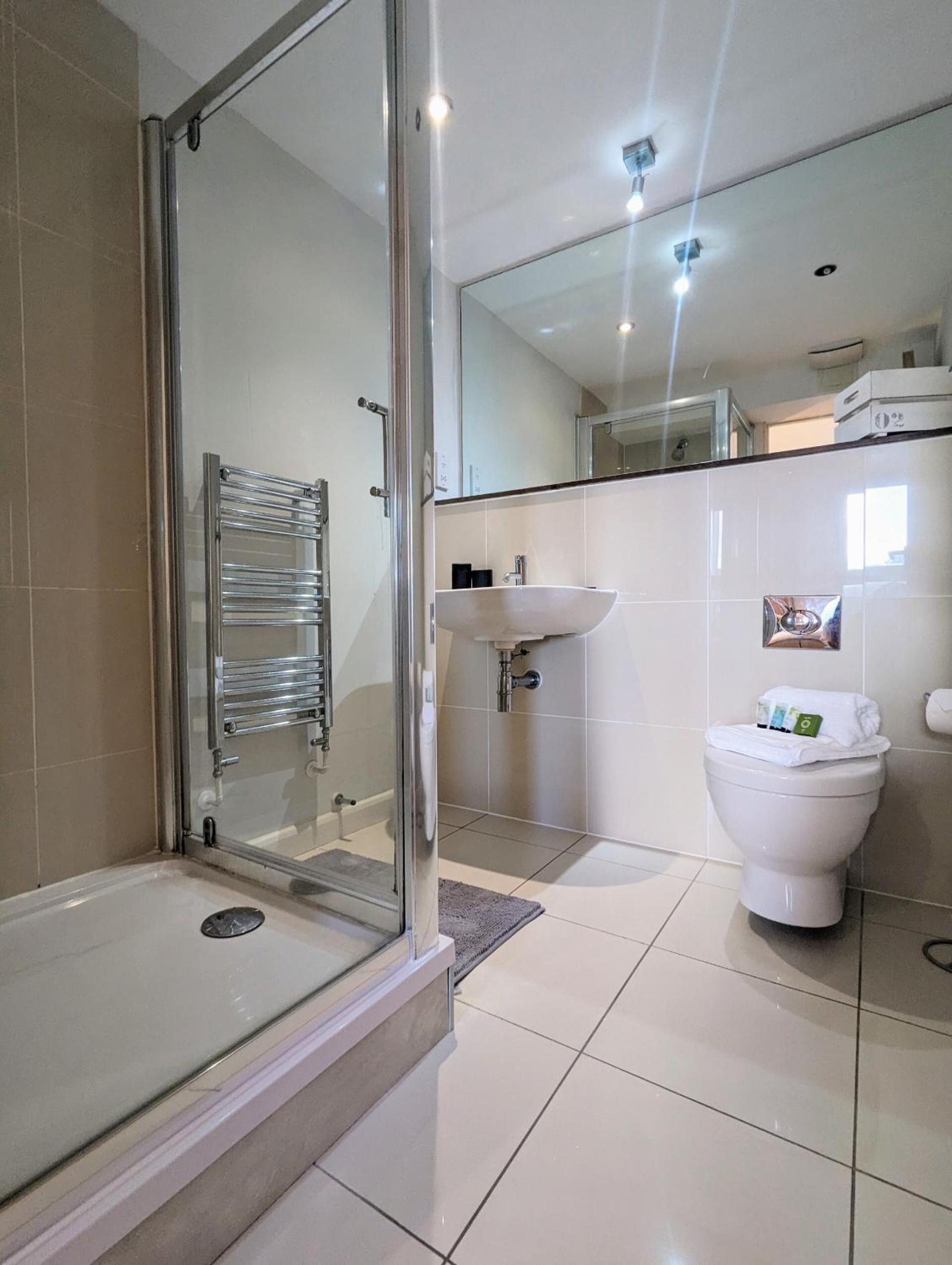 Apartment 100m from Fistral Beach- Underground Parking-Surf Shower & Locker- Sleeps 6